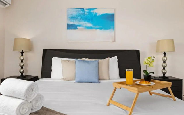 Sleeps 12 Spacious Private Pool Great Location