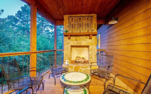 Stained Glass Hill includes Free WiFi, Parking Onsite, Private Hot Tub, and BBQ by RedAwning
