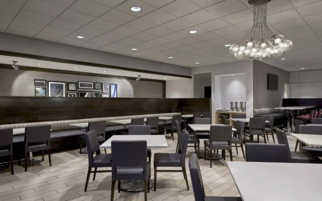 Sheraton Milwaukee Brookfield Hotel