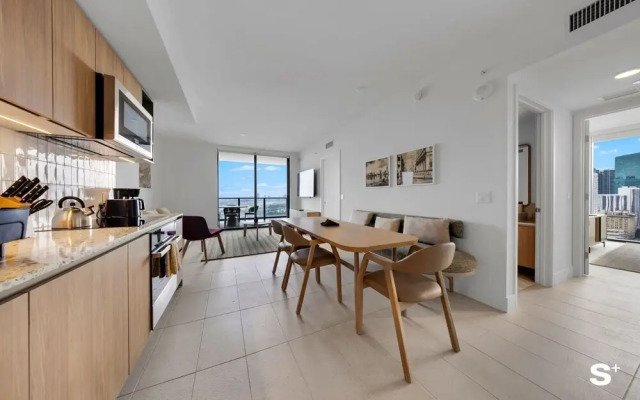 Luxury Downtown 2 BR with Skyline View
