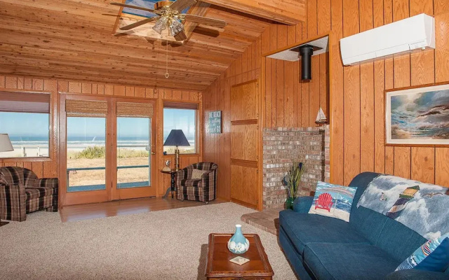 Pacific Rest 3 Br home by RedAwning