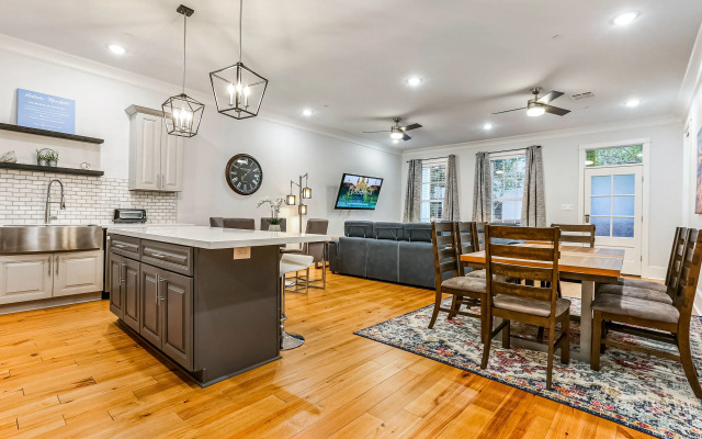 Spacious 5BR Urban Retreat with Balcony & Pool