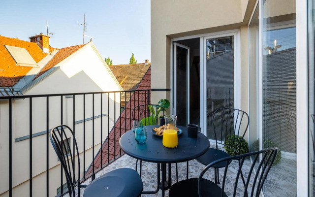 New Central Studio with free parking