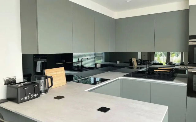 Modern and Sleek 2 Bed Apartment