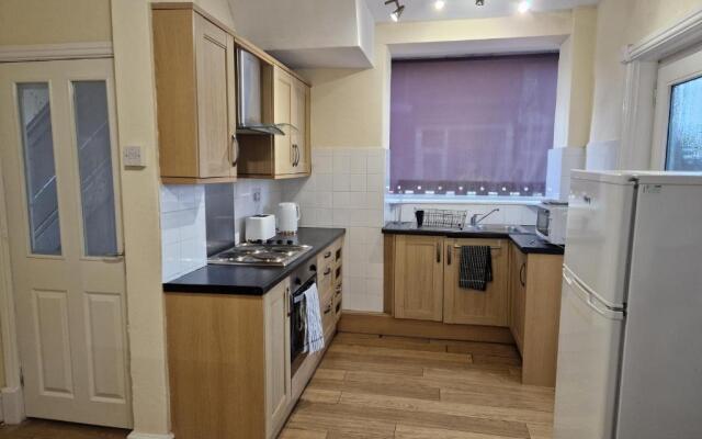 Lovely, Large 3 - Bedroom House in Preston