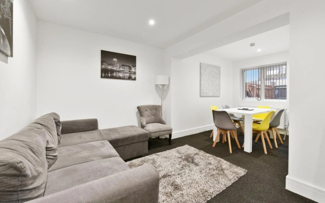 Rochfords Serviced House with 5 Bedrooms