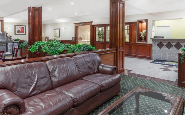 Days Inn & Suites Pasadena