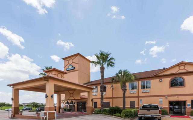 Days Inn & Suites Pasadena