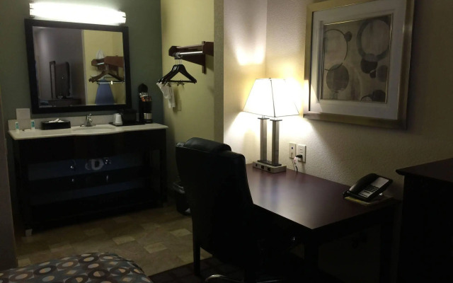 Pearsall Inn & Suites