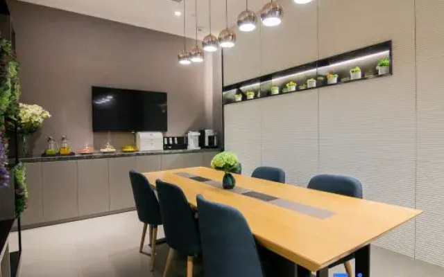 Home Inn & Suites (Qingdao Licun Metro Station Pedestrian Street Branch)