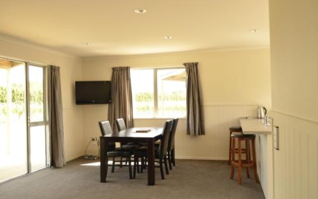 Weaver Estate Wines & Weaver Estate Vineyard Cottages – Guest Rooms – Alexandra