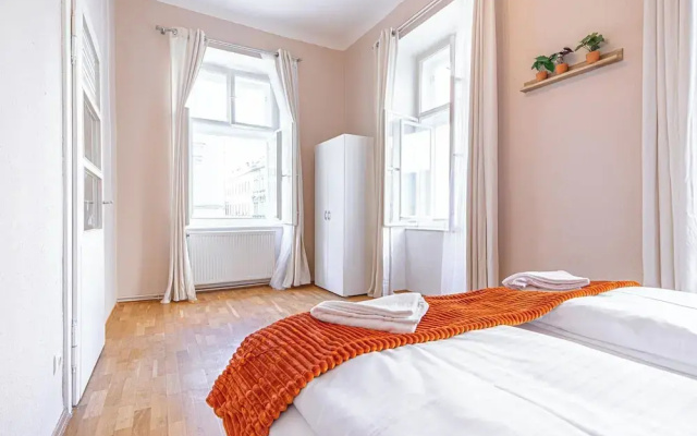 Comfortable 2BR Apt Near Attractions