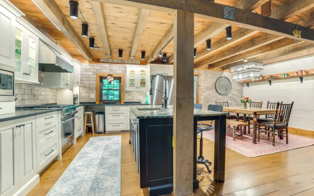 Peaceful Farmhouse w/ Fire Pit: Near Town & Lake!