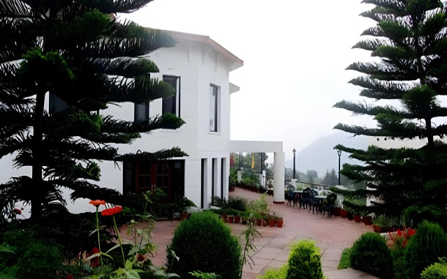 8fold-Pinecrest By LaRiSa, Bhimtal