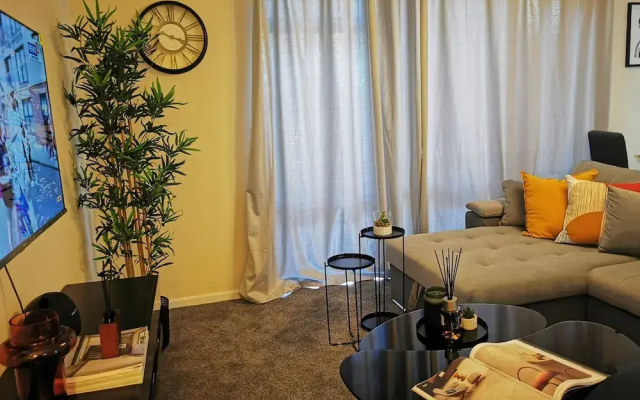 House - Sleeps up to 10 & Free Parking