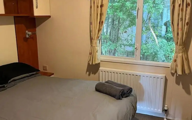Spacious 2 bed Holiday Home Entertainment on Site