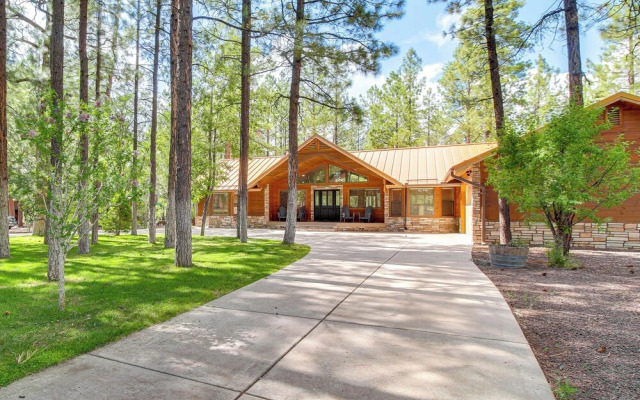 Pinetop-lakeside Cabin w/ Fireplace + Grill!