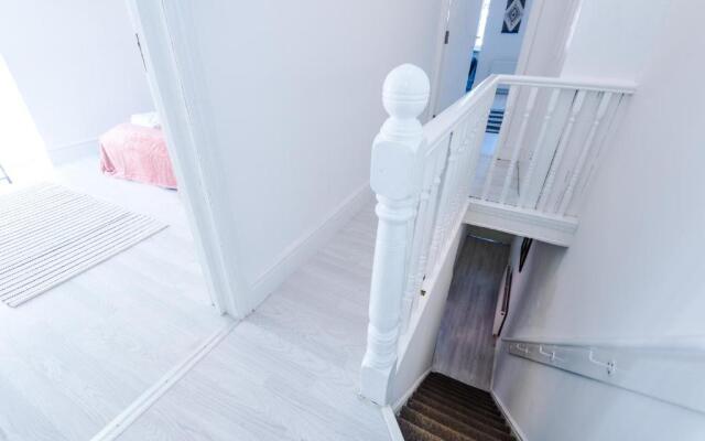 Rest & Recharge by MediaCityUK (4 bedrooms, 9 beds, 2 bathrooms, Free Parking)