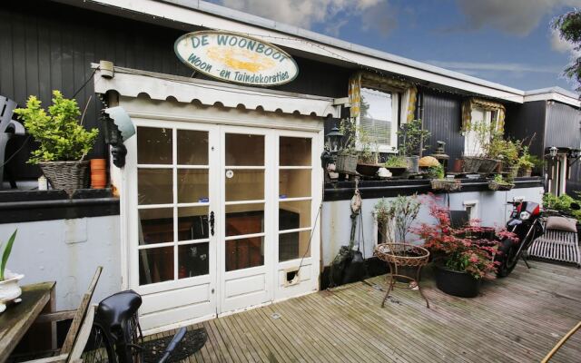 Stylish Studio In Houseboat