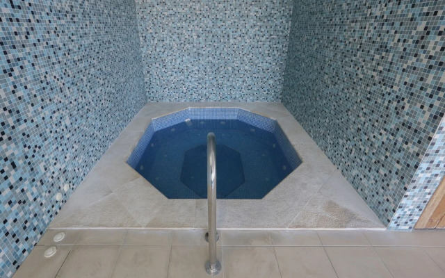 3-bedroom Apt, Sleeps 6, Pool, Gym & Jacuzzi