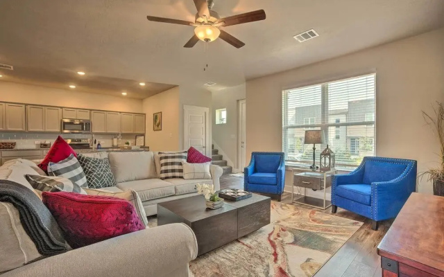 College Station Townhome w/ Furnished Patio!
