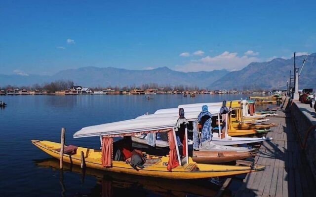 Golden Crest Houseboats