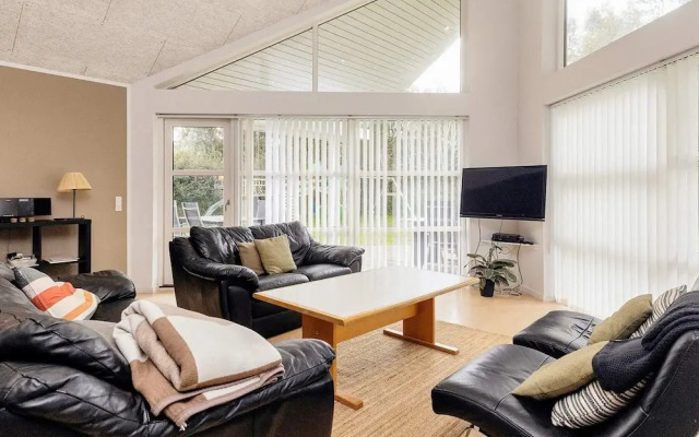 10 Person Holiday Home in Vaeggerlose