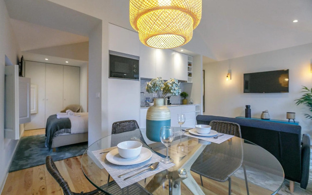 LovelyStay - Downtown Studio with Pool, AC and Balcony