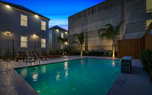 Stunning Modern and Fully-Upgraded 5 BR with Pool