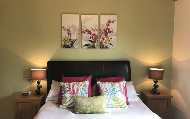 Douglas Fir Lodge With Hot Tub Near Cupar, Fife