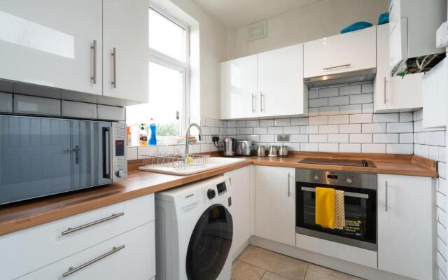 Spacious 4BR, Parking, Near Centre