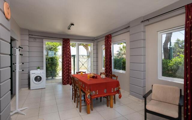 Petrakis Afrathias garden house