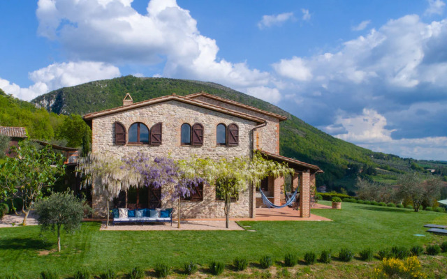 Beautiful Villa in San Giovanni del Pantano With Pool