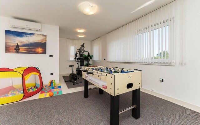 Beautiful Home in Zaton With Wifi and 6 Bedrooms