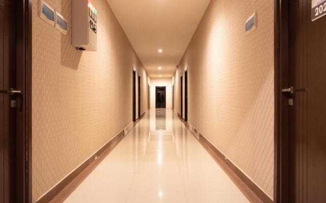 OYO 1977 Harvest Residence