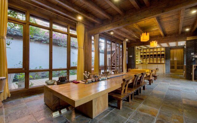Lijiang Banxicaotang Inn
