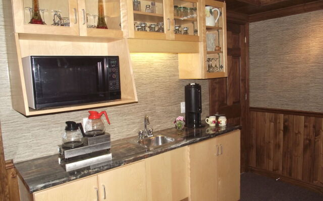 Forest Motel & Woodland Retreat