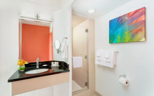 Courtyard by Marriott Waikiki Beach