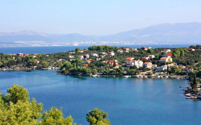 Apartments by the sea Necujam, Solta - 5182