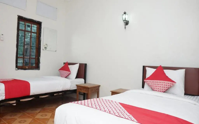 OYO 2410 Intan Hotel