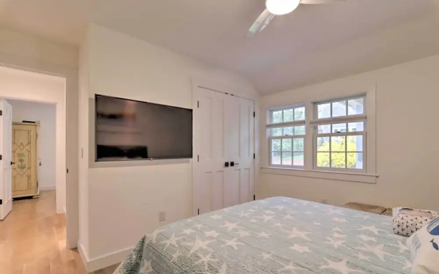 Cape Cod Cottage w/ Fire Pit - Walk to Beach!