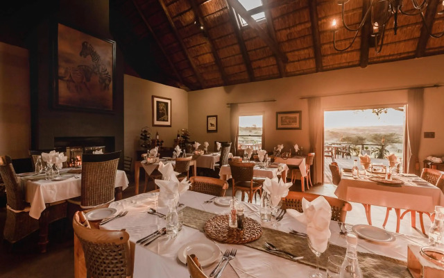 Hlosi Game Lodge - Amakhala Game Reserve