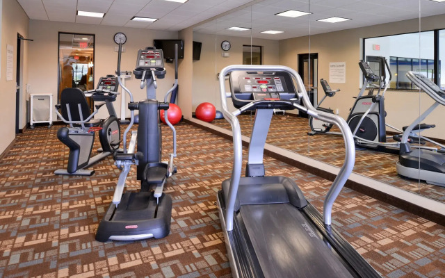 Holiday Inn Express and Suites Fairmont by IHG