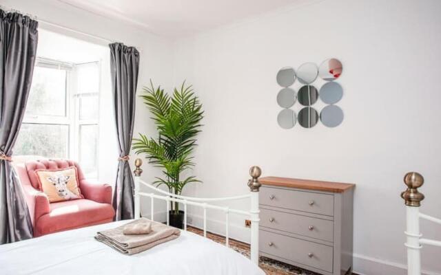 Large House, sleeps 10 with incredible sea views
