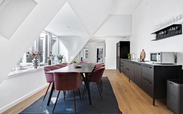 Sanders King - Cute 3-bdr Apt in City Center