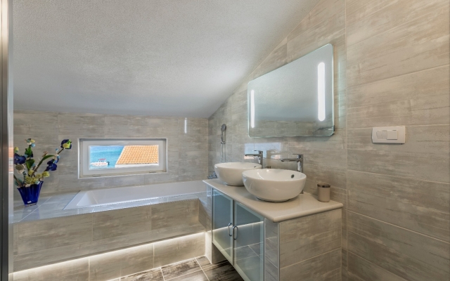 Holiday house Goldie - 30 m from beach: Sevid, Riviera Trogir