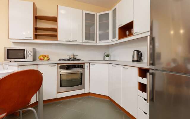 Spacious Apartment Pruszkow by Renters