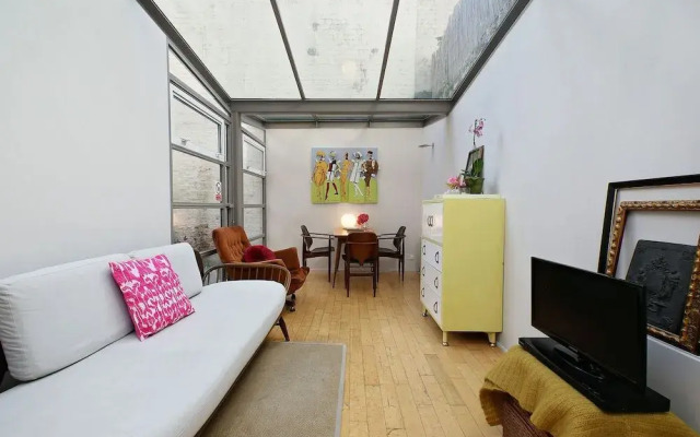 Bright Chic Garden Apartment