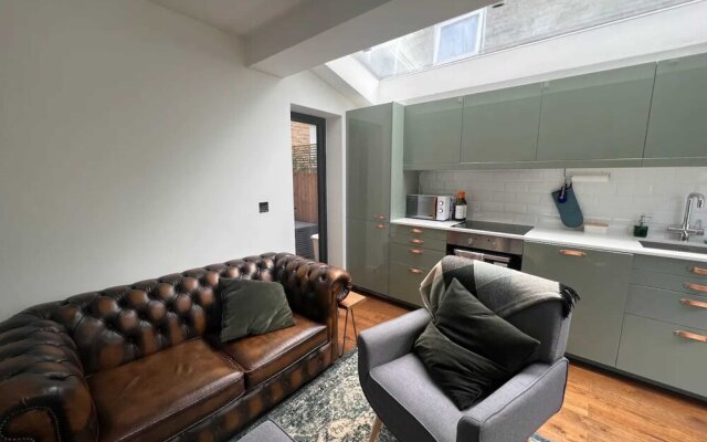 Contemporary 1 Bedroom Apartment in Peckham With Garden