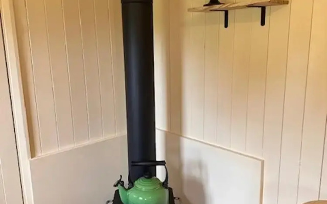 Shepherdshut-cotswolds-petfriendly-woodburner